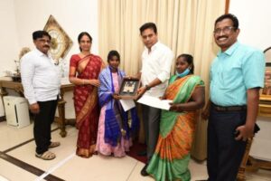 Class 12 girl driving autorickshaw gets KTR’s help