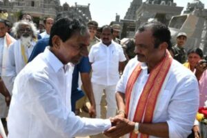 KCR-Komatireddy bonhomie shocks Congress!