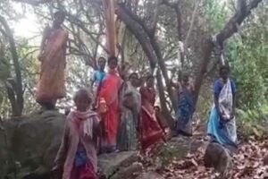 Andhra women farmers stage protest with noose around their neck