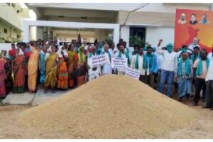 Telangana farmers dump paddy in front of BJP MP’s house