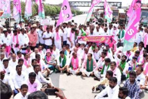 TRS leaders, workers block National Highways over paddy procurement
