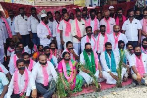 TRS intensifies protest over paddy procurement