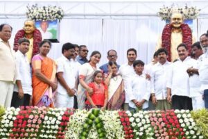 Jagan unveils YSR and Buchepalli statues