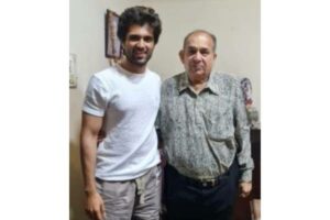 Deverakonda meets Maratha Mandir owner Manoj Desai, clears the air
