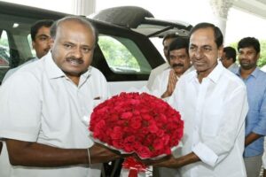 KCR, Kumaraswamy discuss national politics
