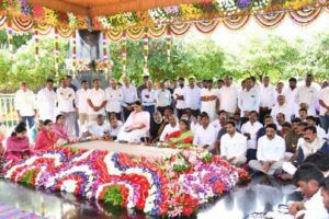 Jagan Reddy, Sharmila pays tributes to YSR Idupulapaya