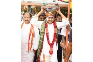 Jagan presents silk robes to Goddess Durga