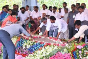 Jagan pays homage to YSR