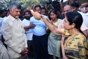 Naidu reaches Hyderabad for medical check up