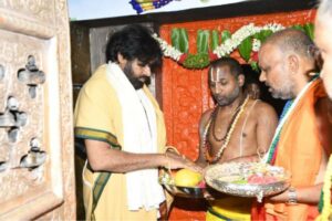 Pawan worships Kondagattu Anjaneya Swamy