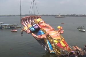 Khairatabad Maha Ganesh immersed, Ganpati Visarjan held peacefully in Hyd: