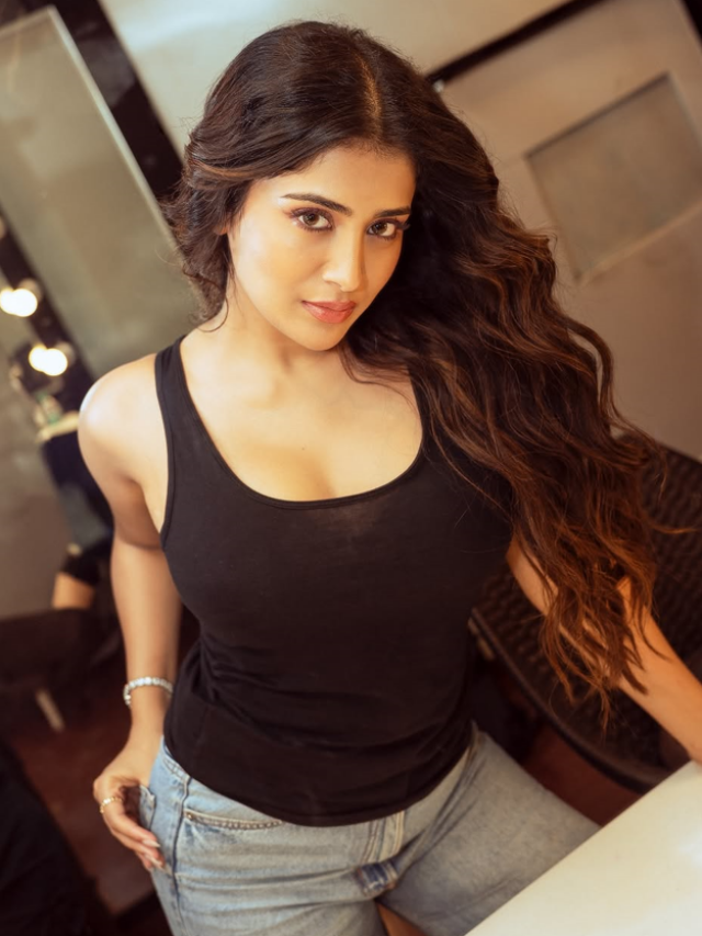 Rashi Singh Hot Looks