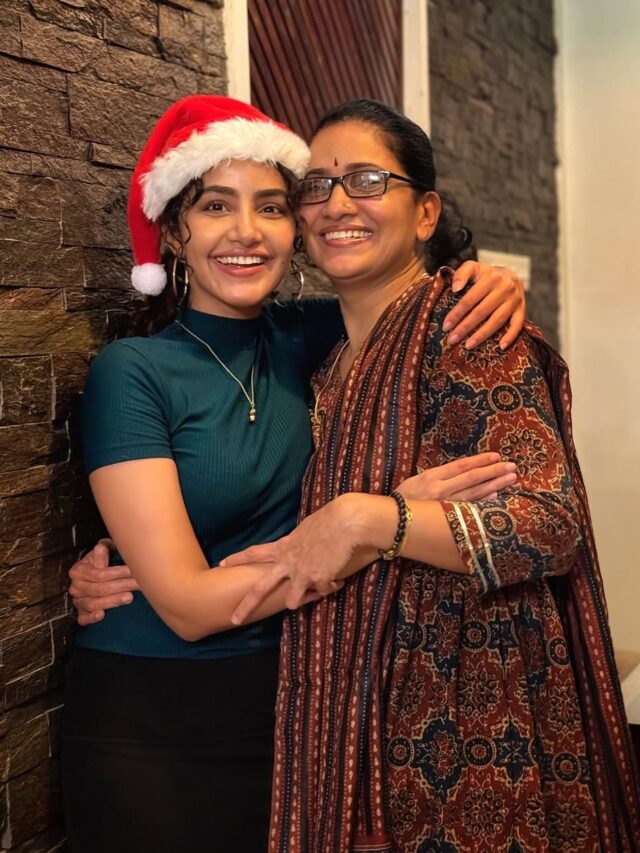 Anupama Parameswaran Christmas Celebrations With Family