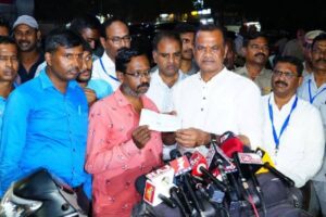 Komatireddy donates 25 lakhs to ‘Pushpa 2’ victim’s family