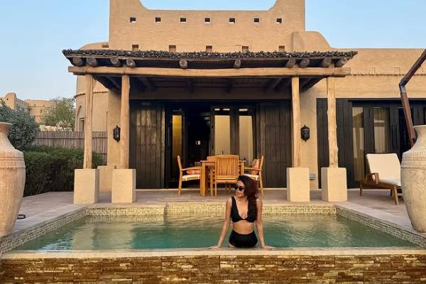 With whom is Samantha holidaying in UAE?