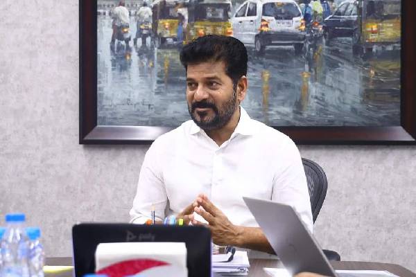 రేవంత్‌కు ఇంకా చిక్కని అధికారవర్గాలపై పట్టు !