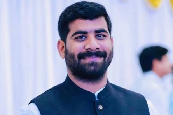 వెంకటేష్ నాయుడు ఫోన్ ఓపెన్ చేస్తున్నారు!