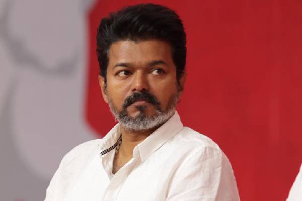 విజయ్‌ పార్టీకి వ్యతిరేకంగా రజనీ ఫ్యాన్స్ !