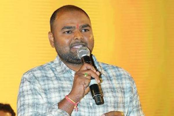 మెగాఫోన్ ప‌డుతున్న మ‌రో ర‌చ‌యిత‌